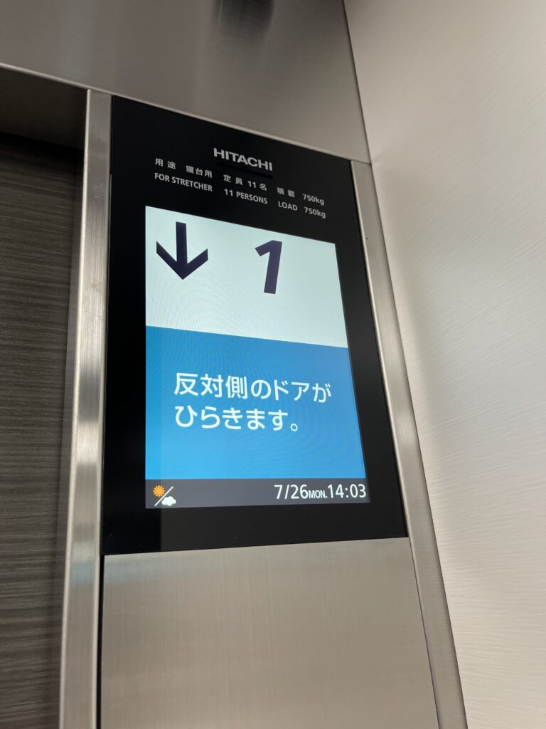 イリーゼ西志津エレベーターのデジタルサイネージ